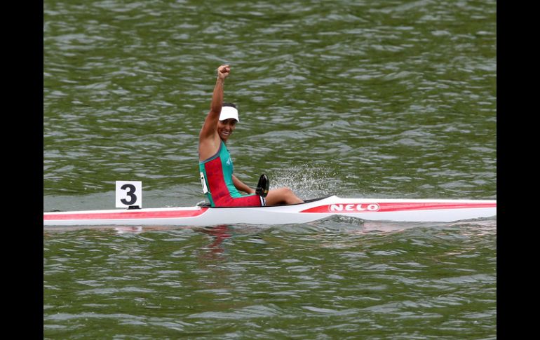 La canoista mexicana, Denisse Olivella, celebra tras obtener ayer la medalla de oro en la prueba K1, 200 metros. EFE  /