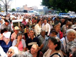 Más de mil personas de la tercera edad se plantaron afuera de las oficinas de la Secretaría de Desarrollo Humano. A. GARCÍA  /