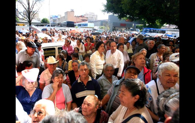 Más de mil personas de la tercera edad se plantaron afuera de las oficinas de la Secretaría de Desarrollo Humano. A. GARCÍA  /