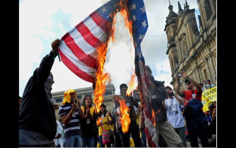 Los manifestantes gritaron consignas contra el acuerdo militar de Estados Unidos y Colombia. AFP  /