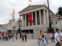 Un enorme moño rosa cuelga del edificio parlamentario de Viena, donde se llevó a cabo la Conferencia Internacional SIDA 2010. NTX  /