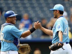 Joakim Soria (der.) y Brayan Peña, de los Reales de Kansas City, fueron los principales contribuyentes al triunfo de su equipo. AFP  /