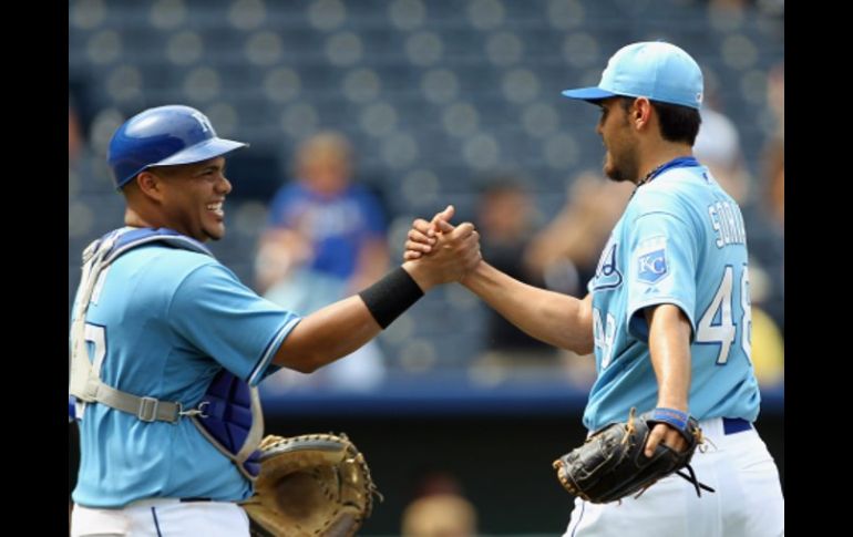 Joakim Soria (der.) y Brayan Peña, de los Reales de Kansas City, fueron los principales contribuyentes al triunfo de su equipo. AFP  /