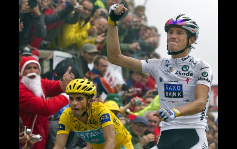 Alberto Contador (der.) y Andy Schleck festejando su victoria de la 17 etapa del Tour. EFE  /