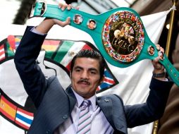 El mexicano Omar Niño, campeón mini mosca del Consejo Mundial de Boxeo (CMB), posa con su cinturón. EFE  /