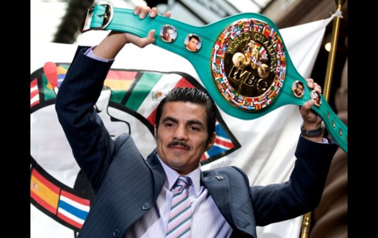 El mexicano Omar Niño, campeón mini mosca del Consejo Mundial de Boxeo (CMB), posa con su cinturón. EFE  /