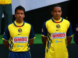 Pavel Pardo (izq.) y Jean Beausejour de América, durante la presentación de su nuevo uniforme. MEXSPORT  /