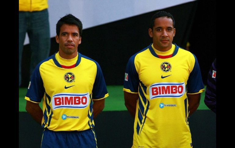 Pavel Pardo (izq.) y Jean Beausejour de América, durante la presentación de su nuevo uniforme. MEXSPORT  /