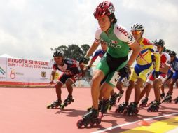 Un grupo de patinadores participa en la competencia de los 15 mil  metros combinados masculino de los XXI JCC. EFE  /