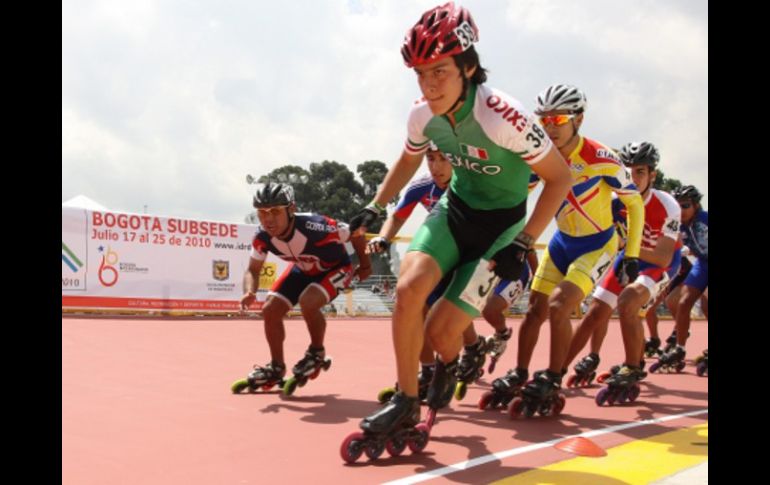 Un grupo de patinadores participa en la competencia de los 15 mil  metros combinados masculino de los XXI JCC. EFE  /