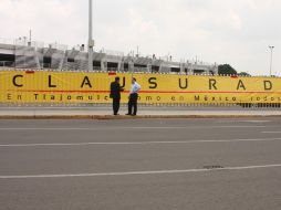 El lunes pasado, autoridades del municipio de Tlajomulco acudieron al Aeropuerto para clausurar el estacionamiento. ESPECIAL  /