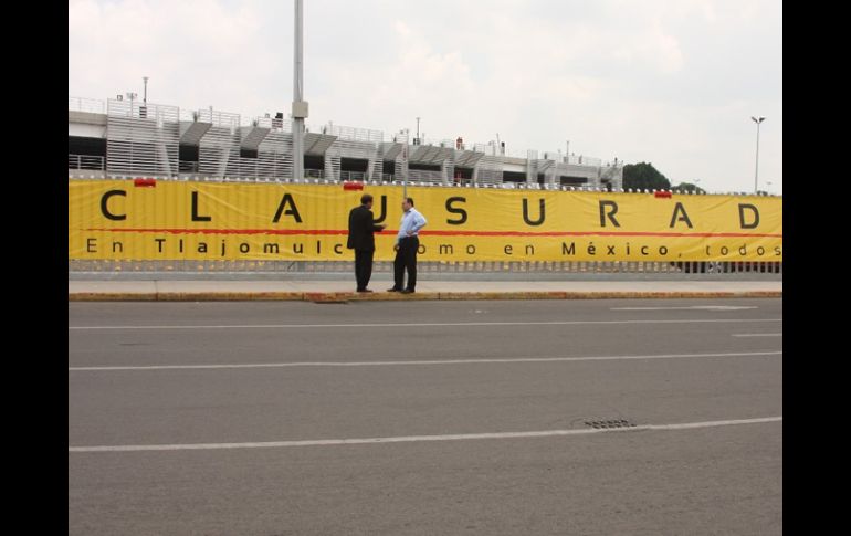 El lunes pasado, autoridades del municipio de Tlajomulco acudieron al Aeropuerto para clausurar el estacionamiento. ESPECIAL  /