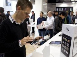 El iPad sale a la venta simultáneamente en nueve países. Tim Gibb prueba su tabla en una tienda de Auckland, Nueva Zelanda. AFP  /