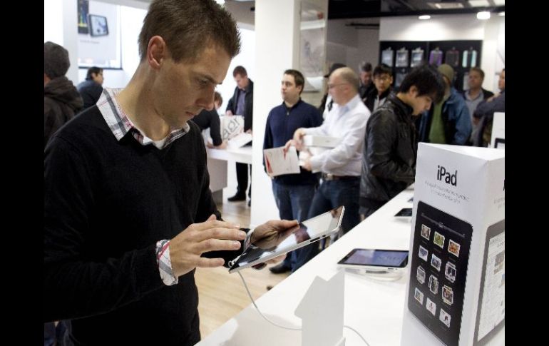 El iPad sale a la venta simultáneamente en nueve países. Tim Gibb prueba su tabla en una tienda de Auckland, Nueva Zelanda. AFP  /