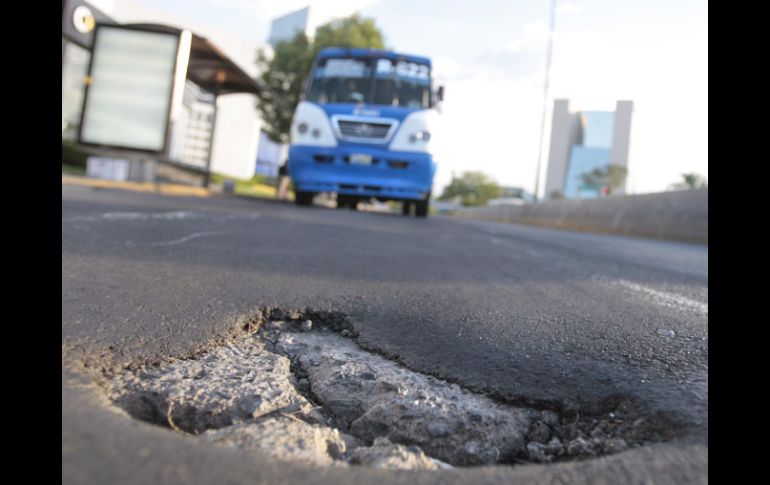 Zapopan tiene al menos 60% de rezago en la renovación de la carpeta asfáltica de sus vialidades. ARCHIVO  /