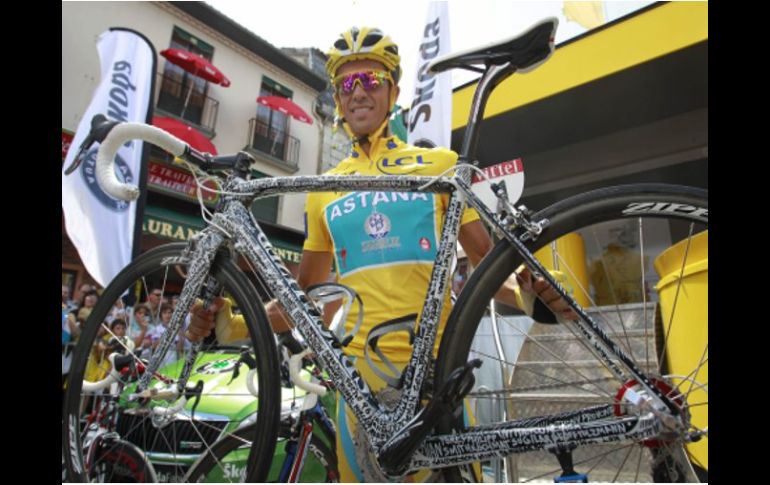 El ciclista Alberto Contador muestra su nueva bicicleta. AP  /