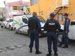 Aspecto de las acciones de policías y peritos tras la ejecución de una persona en Zapopan. M. PATIÑO  /