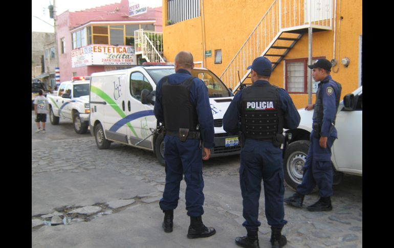 Aspecto de las acciones de policías y peritos tras la ejecución de una persona en Zapopan. M. PATIÑO  /