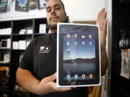 Un vendedor de Mac Store muestra una ejemplar de iPad. AFP  /