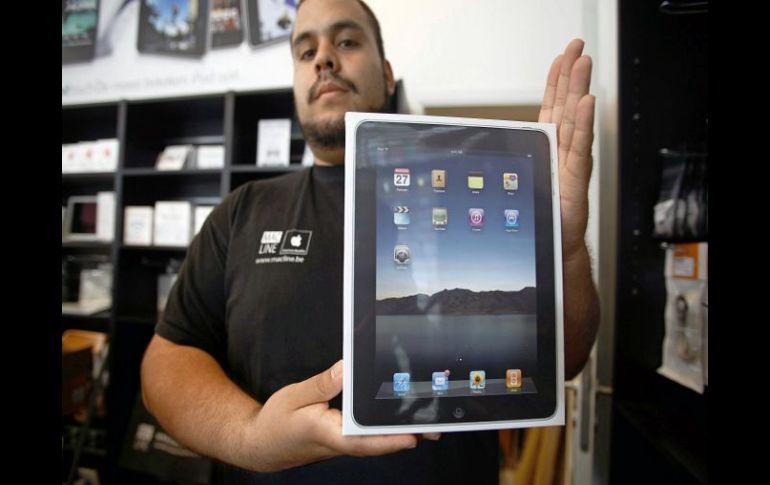 Un vendedor de Mac Store muestra una ejemplar de iPad. AFP  /