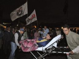 Una mujer -que se mantenía en huelga de hambre- fue llevada la madrugada del viernes a un hospital, después de detener la protesta. EFE  /