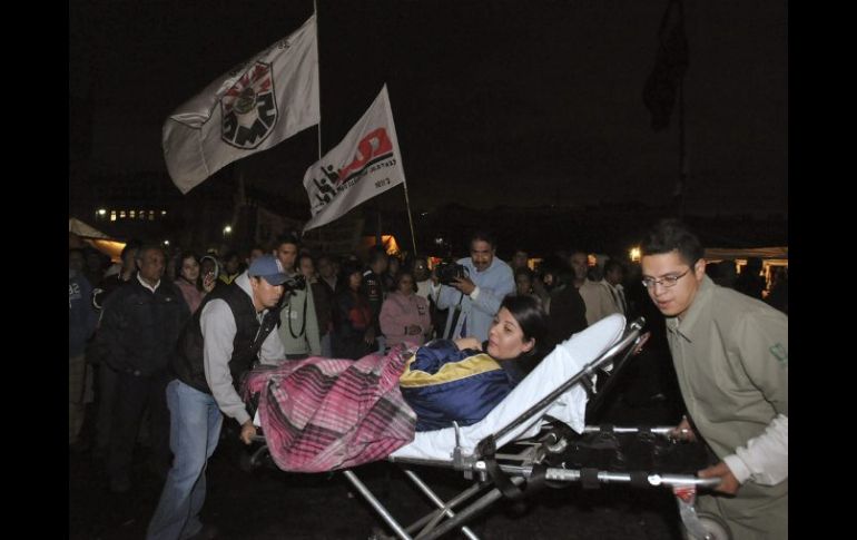 Una mujer -que se mantenía en huelga de hambre- fue llevada la madrugada del viernes a un hospital, después de detener la protesta. EFE  /