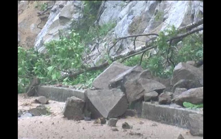 Los derrumbes se han presentado en carreteras y caminos de todo el estado. ESPECIAL  /