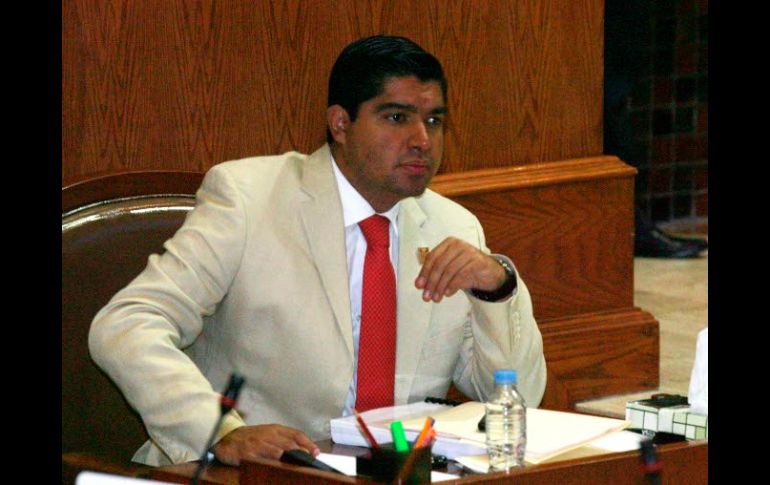 Carlos Corona aclaró que la compra de dos camionetas por dos millones de pesos fue producto de su trabajo. A. GARCÍA  /