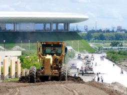 varios trabajadores laborando a marchas forzadas para concluir a tiempo las obras de los accesos. A. GARCÍA  /