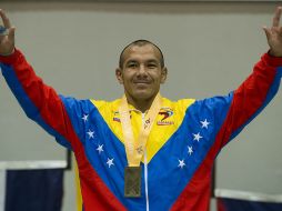 Jorge Cardozo de Venezuela celebra al recibir la medalla de oro en lucha de 55 kg. AFP  /