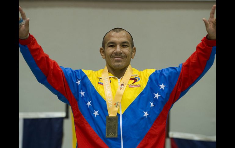 Jorge Cardozo de Venezuela celebra al recibir la medalla de oro en lucha de 55 kg. AFP  /