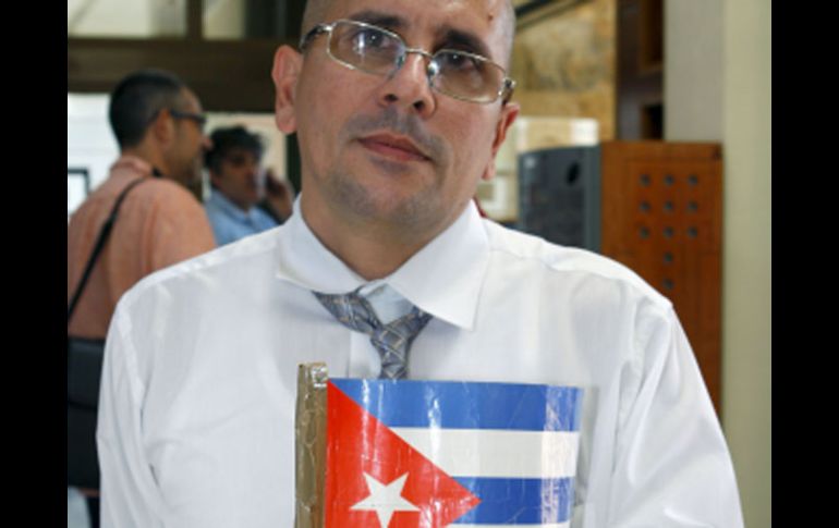 José Ubaldo Izquierdo, uno de los cinco presos políticos cubanos liberados por el régimen castrista que han llegado hoy a Madrid. EFE  /