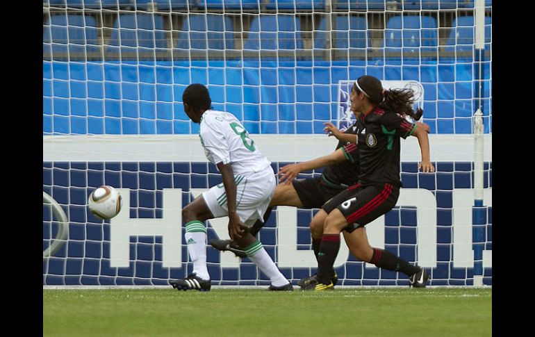 La defensa mexicano paso problemas en su duelo anterior ante Nigeria. MEXSPORT  /