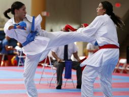 Lorena Mendoza golpea a Stella Urango de Colombia durante la final de los 55 kg. REUTERS  /