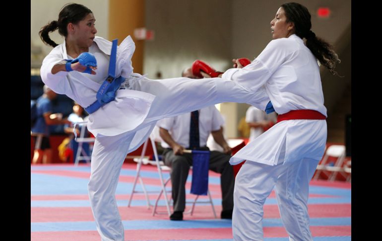 Lorena Mendoza golpea a Stella Urango de Colombia durante la final de los 55 kg. REUTERS  /