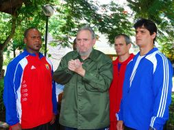 El ex presidente Fidel Castro participó hoy, vestido con camisa militar, en un acto de homenaje a combatientes. AP  /