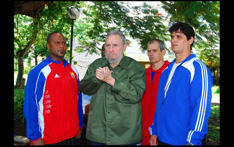 El ex presidente Fidel Castro participó hoy, vestido con camisa militar, en un acto de homenaje a combatientes. AP  /