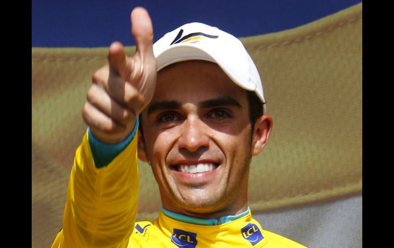 Alberto Contador celebra al enterarse que Andy Schleck terminaba más retrasado en la contrarreloj. AFP  /