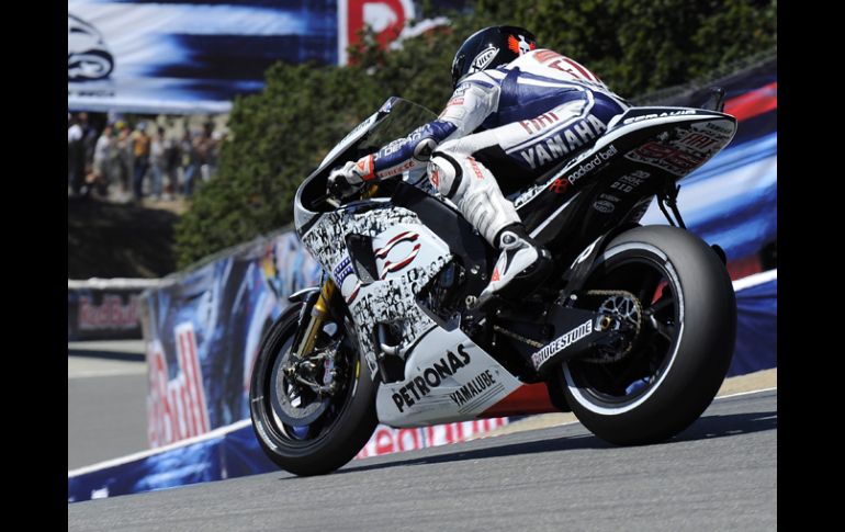 El español Jorge Lorenzo toma una curva en el circuito de Laguna Seca, California. EFE  /