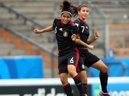 Las mexicanas Kenti Robles y Nayeli Rangel buscan un balón por aire. MEXSPORT  /