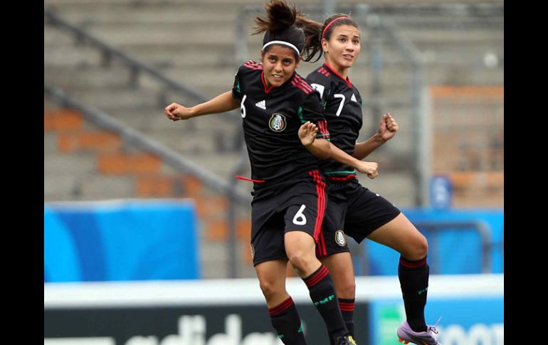 Las mexicanas Kenti Robles y Nayeli Rangel buscan un balón por aire. MEXSPORT  /