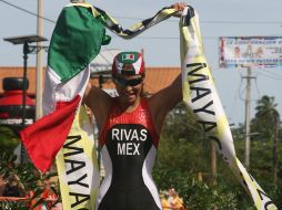 La triatleta tapatía Claudia Rivas cruza la meta para adjudicarse la medalla de oro. EFE  /