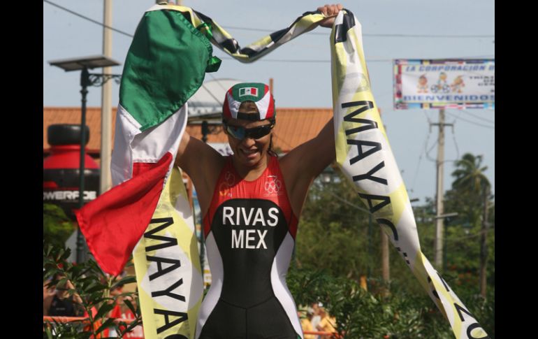 La triatleta tapatía Claudia Rivas cruza la meta para adjudicarse la medalla de oro. EFE  /