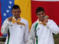 Iván García y Germán Sánchez muestran la medalla de oro obtenida ayer. EFE  /