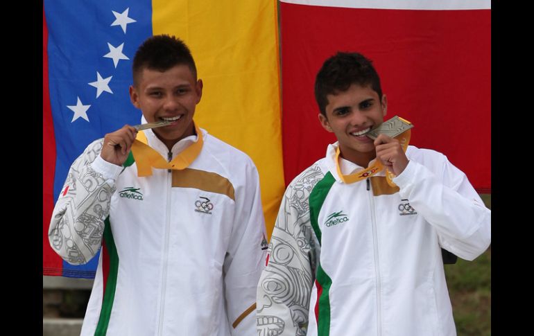 Iván García y Germán Sánchez muestran la medalla de oro obtenida ayer. EFE  /