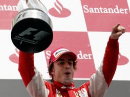 El piloto españoln Fernando Alonso festeja en el podio su victoria del Gran Premio de Alemania. AFP  /