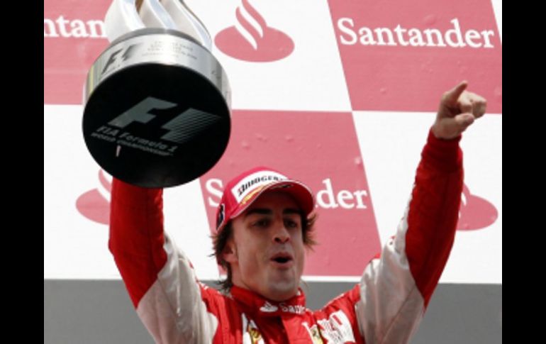 El piloto españoln Fernando Alonso festeja en el podio su victoria del Gran Premio de Alemania. AFP  /