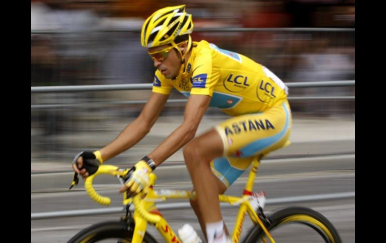 Alberto Contador triunfa en el Tour de Francia 2010. AP  /