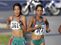 Las mexicanas Marisol Romero (der.) y Paula Apolonio durante la competencia en Mayaguez. EFE  /