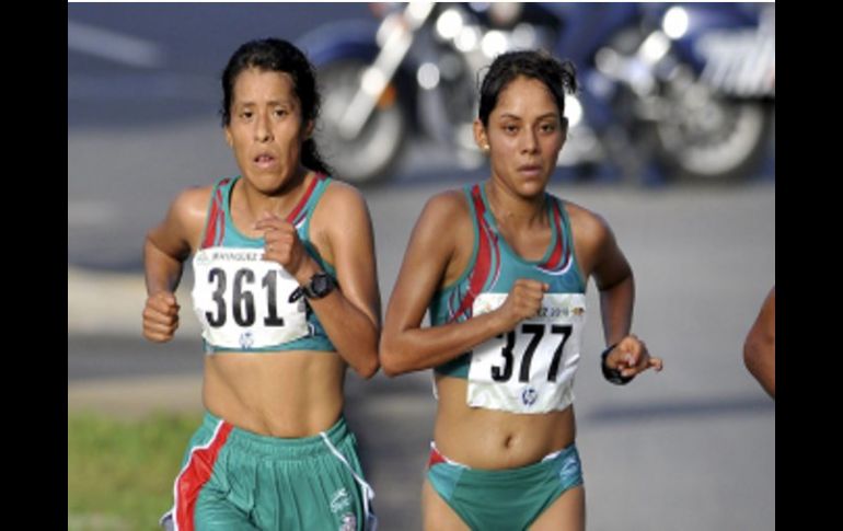 Las mexicanas Marisol Romero (der.) y Paula Apolonio durante la competencia en Mayaguez. EFE  /